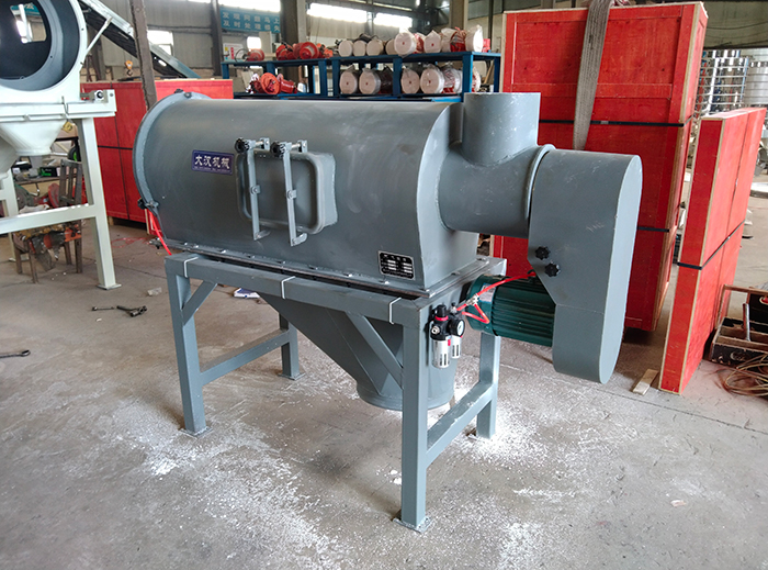 氣流篩采用碳鋼材質的外殼,臥式的篩網利用風力與物料的離心力對物料進行篩分。產量高,效果好。